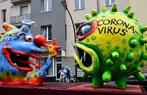 Koronavírus, antiszemita jelmezek és szélvihar az európai karneválokon