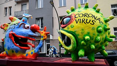 Koronavírus, antiszemita jelmezek és szélvihar az európai karneválokon