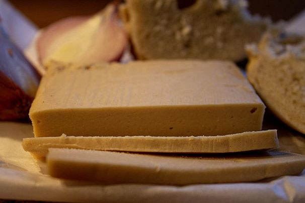 Peynir gibi yüksek yağlı yiyeceklerin eroin ile benzer şekilde beyni etkilediğini ve bağımlılık yarattığını gösteren çalışmalar, süt ve süt ürünleri üretmek için yapılan aşırı su tüketimi, hayvancılığın çevreye etkisi ve etiksel sorunlar çok sayıda vegan peynir alternatifinin ortaya çıkmasını sağladı