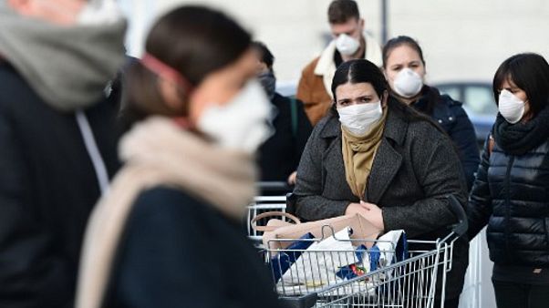 İtalya'da maske takan insanlar İtalya'da maske takan insanlar