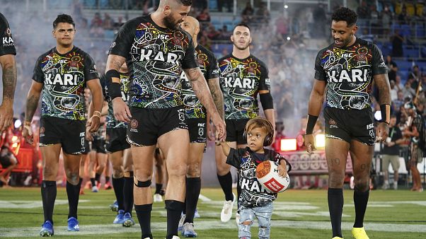 Quaden Bayles, (9), lidera al Indigenous All Stars en el campo con el capitán Joel Thompson antes del partido NRL Indigenous All-Stars vs Maori Kiwis en el CBus Super Stadium Quaden Bayles, (9), lidera al Indigenous All Stars en el campo con el capitán Joel Thompson antes del partido NRL Indigenous All-Stars vs Maori Kiwis en el CBus Super Stadium