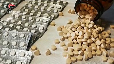 Farmaci illegali: sgominata rete gestita dalla Calabria