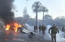 Polizisten während einer Auseinandersetzung mit Demonstranten in Vina del Mar