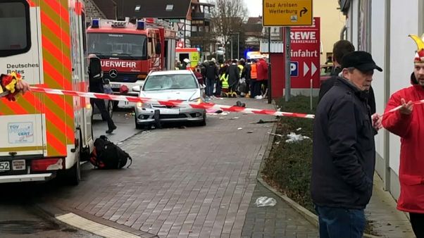 Auto rast in Menge bei Fastnachtsumzug: 30 Verletzte - 10 davon Kinder Auto rast in Menge bei Fastnachtsumzug: 30 Verletzte - 10 davon Kinder