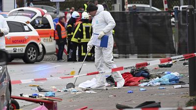 Un atropello masivo tras una masacre racista: Alemania no sale de la conmoción