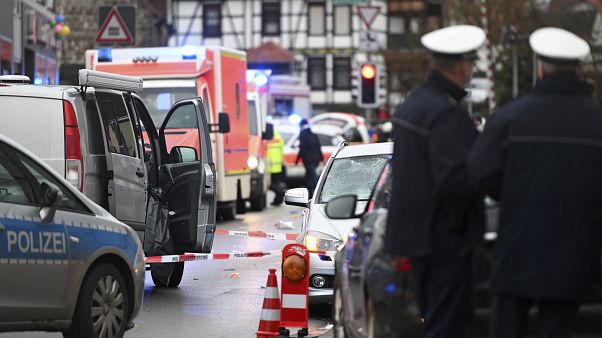 ارتفاع حصيلة جرحى حادث الدهس في كرنفال في ألمانيا إلى 52 بينهم 18 طفلاً ارتفاع حصيلة جرحى حادث الدهس في كرنفال في ألمانيا إلى 52 بينهم 18 طفلاً