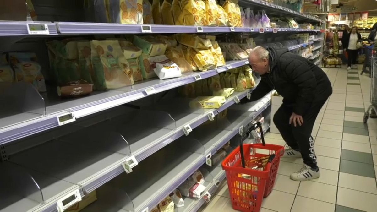 شاهد: نفاد سلع غذائية في محال تجارية بجنوة الإيطالية بسبب مخاوف من انتشار كورونا 