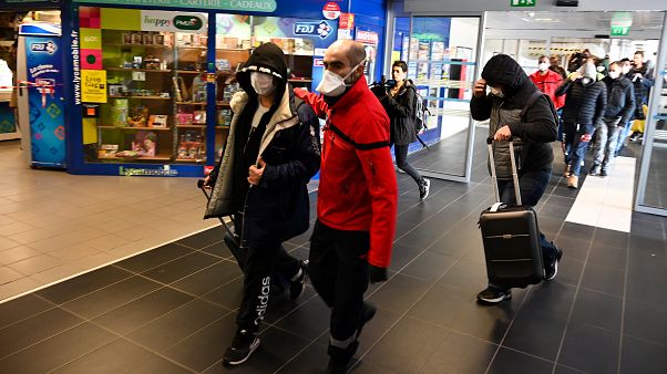 İtalya-Fransa seferini yapan yolcu otobüsünde koronavirüs şüphesi İtalya-Fransa seferini yapan yolcu otobüsünde koronavirüs şüphesi