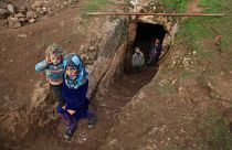 Gyerekek jönnek ki egy menekült család föld alatti búvóhelyéről