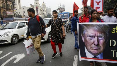 متظاهرون يحتجون على زيارة الرئيس الأمريكي دونالد ترامب للهند، في كولكاتا بالهند  24/02/2020