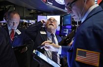 Les traders Michael Urkonis, à gauche, et Peter Tuchman, au centre, à la Bourse de New York, le lundi 24 février 2020.
