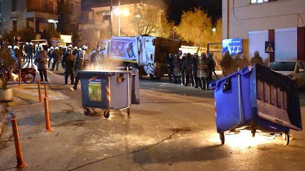 اشتباكات في الجزر اليونانية بين الشرطة ومحتجين ضد بناء مخيمات للاجئين اشتباكات في الجزر اليونانية بين الشرطة ومحتجين ضد بناء مخيمات للاجئين