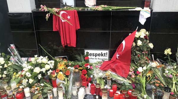 Almanya'daki ırkçı saldırıda hayatını kaybeden Türk vatandaşlarını böyle andılar Almanya'daki ırkçı saldırıda hayatını kaybeden Türk vatandaşlarını böyle andılar