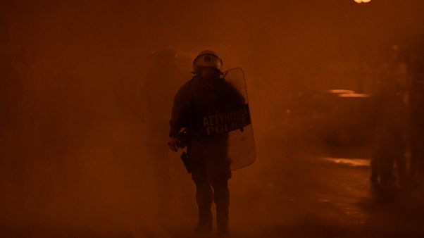 Confrontos em protestos contra novos campos de migrantes Confrontos em protestos contra novos campos de migrantes