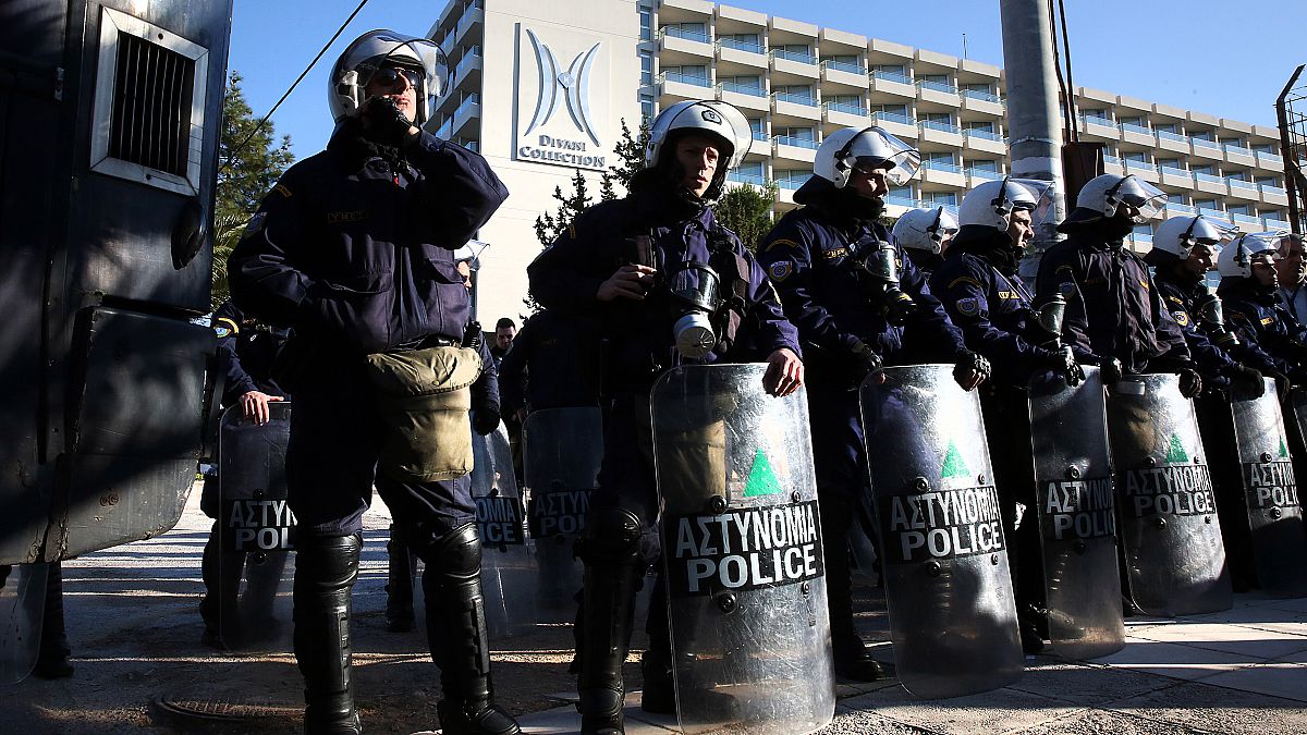 Άνδρες των ΜΑΤ φρουρούν το ξενοδοχείο όπου διεξάγεται το συνέδριο της ΓΣΕΕ