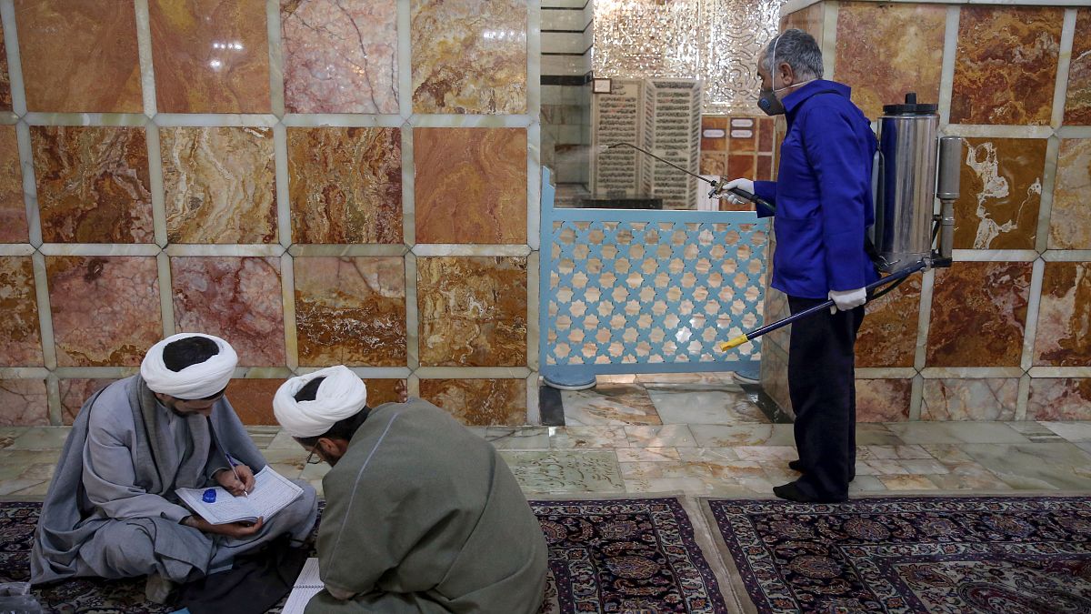 Opération de désinfection dans la ville sainte de Qom, en Iran, le 25 février 2020 