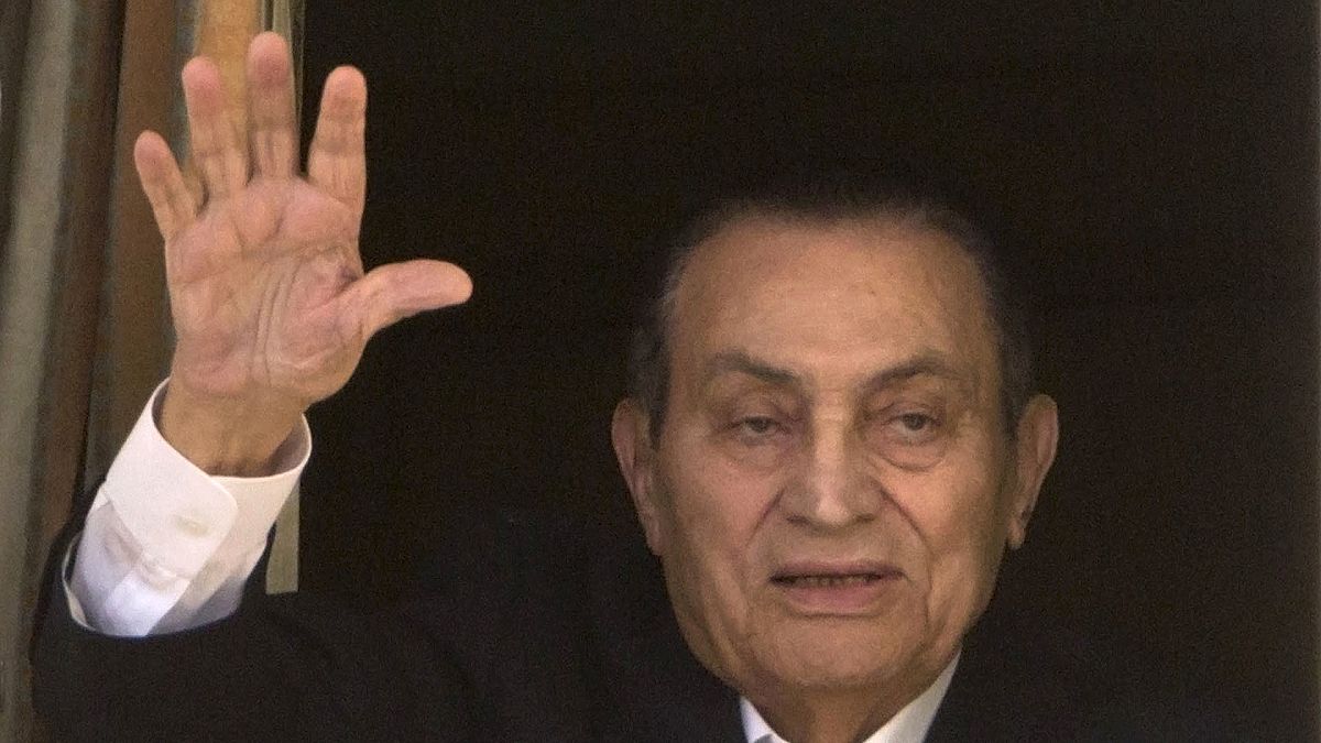 Hosni Mubarak numa foto de arquivo registada em abril de 2016 no Hospital Maadi Military