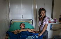 Un combatiente kurdo recibe una visita en el hospital