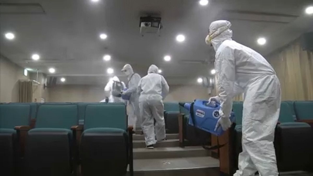 شاهد: كوريا الجنوبية تشرف على تطهير المرافق العامة للحد من انتشار فيروس كورنا