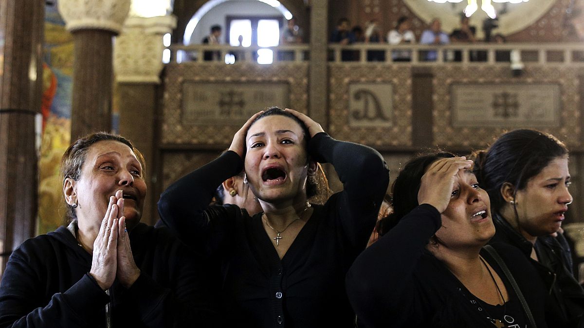 مصريات مسيحيات تبكين أقاربهن ضحايا الهجوم على كنيسة نخلة في الإسكندرية مصر  10/04/2017