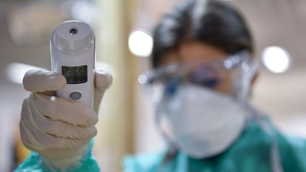 Olaszországból hazatért utasok testhőmérsékletét mérik a milánói járat érkezése után a debreceni repülőtéren 2020. február 25-én Olaszországból hazatért utasok testhőmérsékletét mérik a milánói járat érkezése után a debreceni repülőtéren 2020. február 25-én