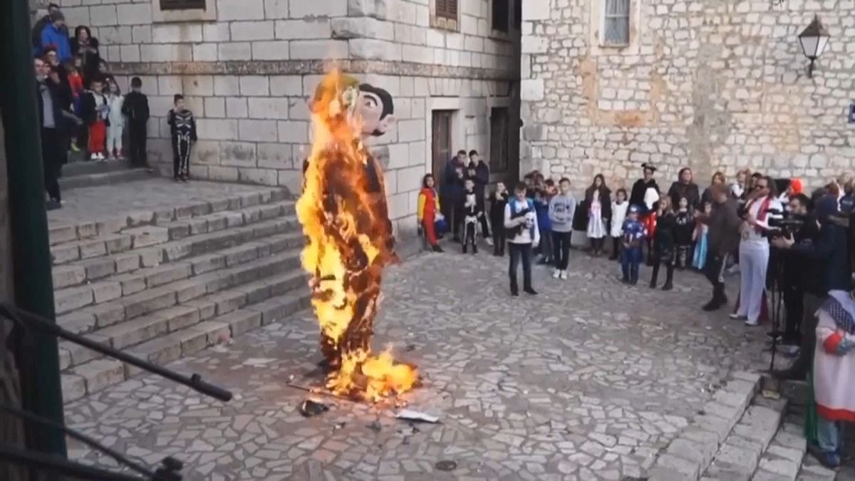 Indignación en Croacia por la quema de una estatua de carnaval que representa a una pareja gay