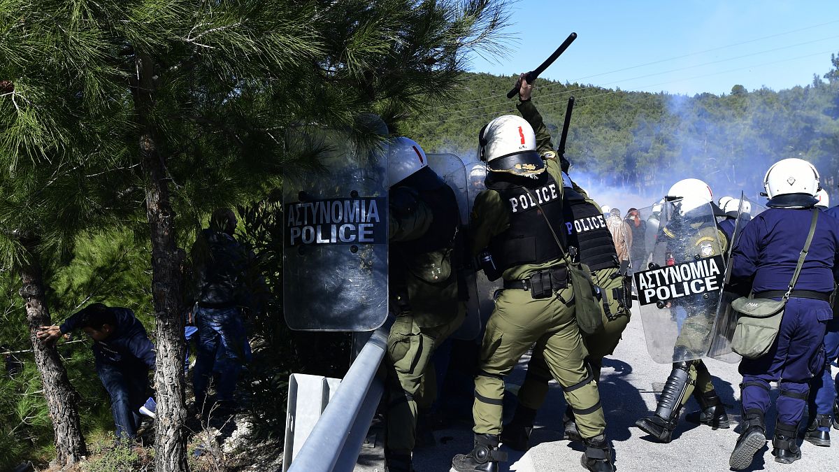 Grecia, a Lesbo scontri dove sorgerà il nuovo centro per i migranti: 