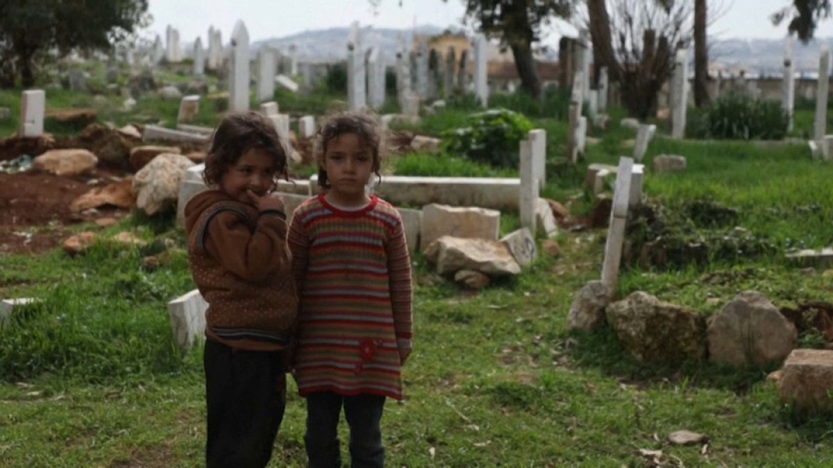 العيش تحت الأرض أو بين القبور.. ملجأ للنازحين في شمال غرب سوريا
