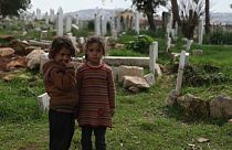 العيش تحت الأرض أو بين القبور.. ملجأ للنازحين في شمال غرب سوريا