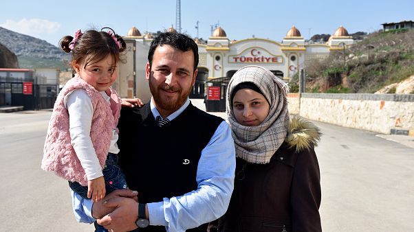 Babasının "savaş oyunu" oynattığı küçük Selva ve ailesi Türkiye'ye getirildi Babasının "savaş oyunu" oynattığı küçük Selva ve ailesi Türkiye'ye getirildi