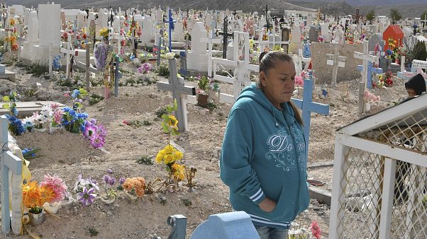 Maria Guadalupe Guereca oğlunun mezarını ziyaret ederken Maria Guadalupe Guereca oğlunun mezarını ziyaret ederken