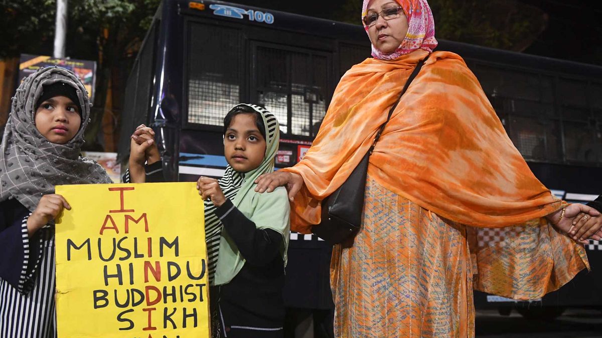 Hindistan'da 'Müslümanları ötekileştiren yasaya' tepki büyüyor: Olaylarda ölü sayısı 20'ye yükseldi