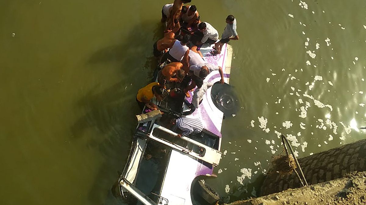  Hindistan'da düğünden dönen otobüs nehre düştü: 25 ölü