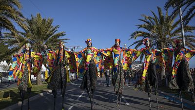 Главная карнавальная процессия идет по знаменитой Английской набережной Ниццы