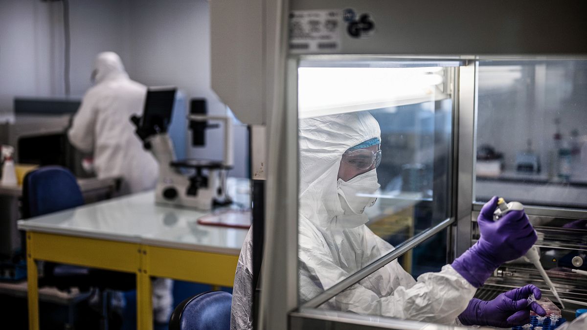 Des experts en bactériologie au travail dans un laboratoire français le 5 février 2020