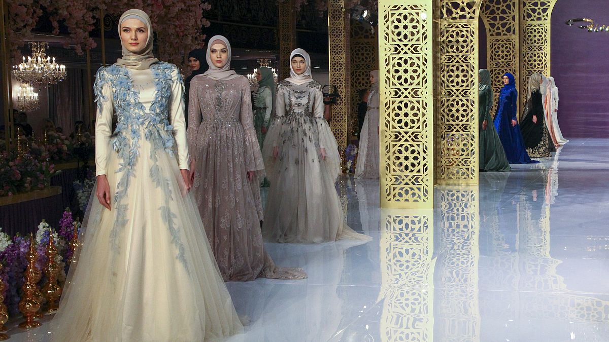 ابنة الرئيس الشيشاني تقدم عرض أزياء للموضة الإسلامية في باريس