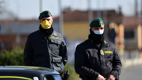 Coronavirus: più di 370 casi in Italia, guarita la turista cinese ricoverata allo Spallanzani Coronavirus: più di 370 casi in Italia, guarita la turista cinese ricoverata allo Spallanzani