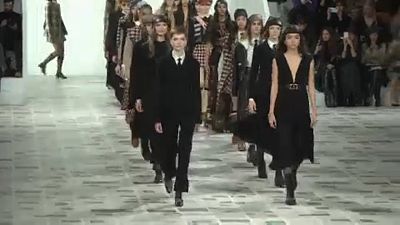 Dior desfila pelos direitos das mulheres