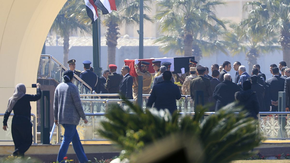 شاهد: السيسي يتقدم الجنازة العسكرية للرئيس المصري الأسبق حسني مبارك 