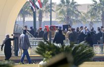 شاهد: السيسي يتقدم الجنازة العسكرية للرئيس المصري الأسبق حسني مبارك 