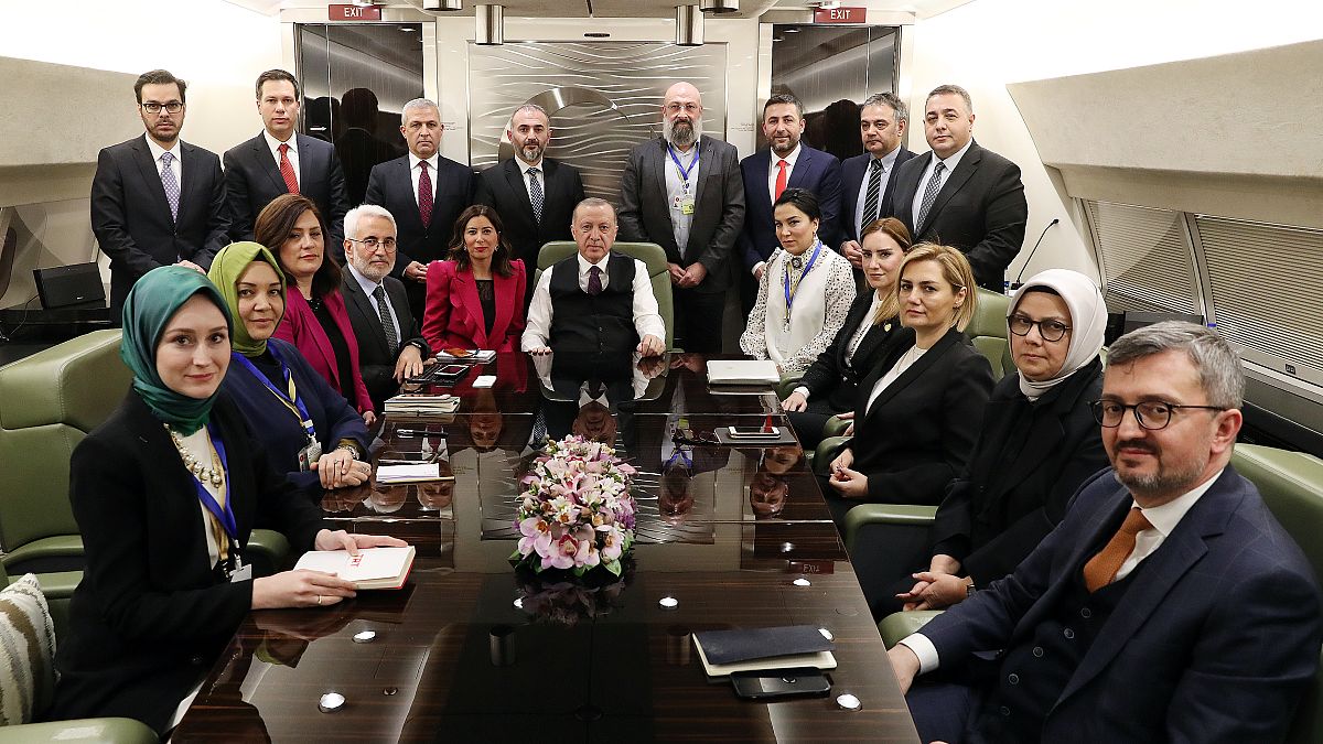 Türkiye Cumhurbaşkanı Recep Tayyip Erdoğan, Azerbaycan'daki temaslarının ardından yurda dönerken uçakta gazetecilerle sohbet etti.
