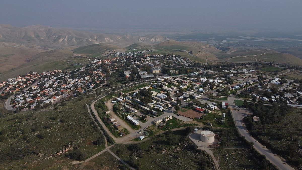 صورة لمستوطنات إسرائيلية على مرتفعات نهر الأردن، متبوعة بفديو لمستوطنات في القدس الشرقية. 2020/02/18