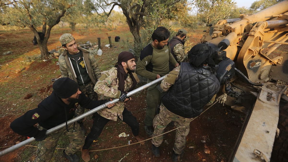 مقاتلون sوريون مدعومون من الأتراك يستعدون لإطلاق مدافع هاوتزر محافظة إدلب fسوريا 24/02/2020