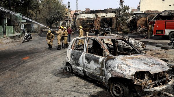 مقتل 33 شخصا على الأقل في احتجاجات بين الهندوس والمسلمين على قانون الجنسية بالهند مقتل 33 شخصا على الأقل في احتجاجات بين الهندوس والمسلمين على قانون الجنسية بالهند