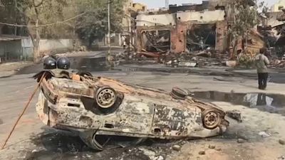 Halottak, kiégett autók, romos házak az indiai fővárosban