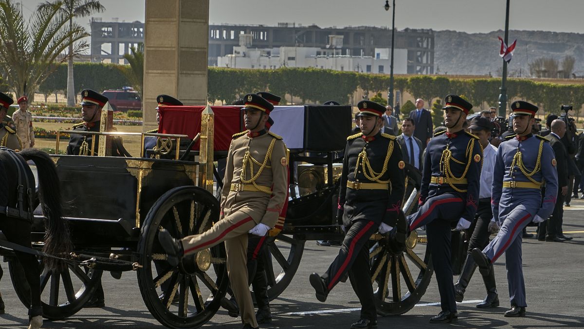 شلیک توپ و رژه نظامی در مراسم تشییع جنازه حسنی مبارک