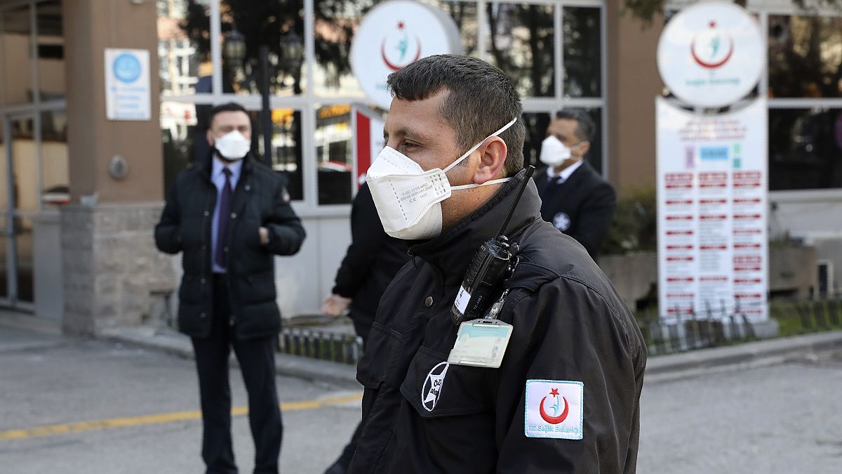Türkiye koronavirüs salgınına karşı tedbirleri attırdı