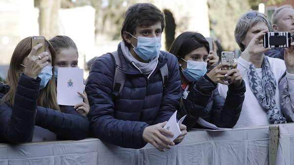 Propagação de coronavírus reforça receios na Europa Propagação de coronavírus reforça receios na Europa