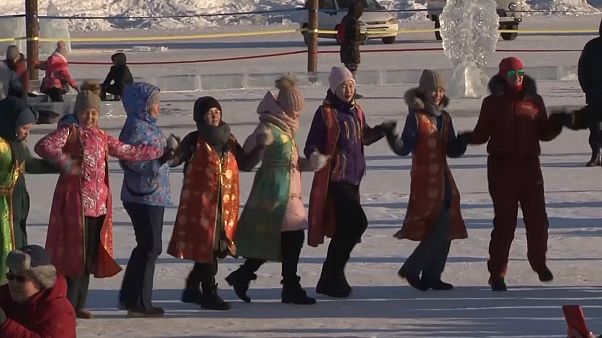 رقص دسته جمعی بومیان سیبری برای گرامیداشت سال نو رقص دسته جمعی بومیان سیبری برای گرامیداشت سال نو