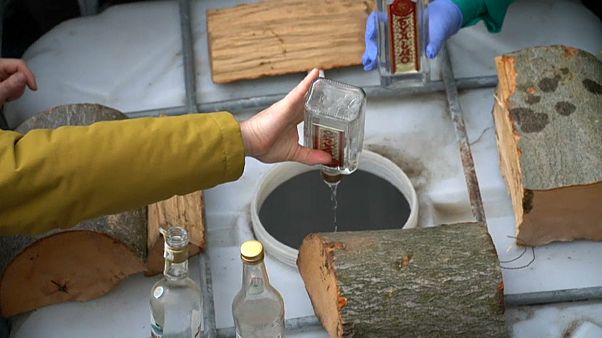 En Ukraine, le ministre de la Justice se débarrasse de 14 tonnes d'alcool frelaté En Ukraine, le ministre de la Justice se débarrasse de 14 tonnes d'alcool frelaté